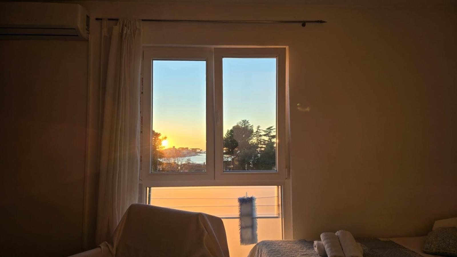 Studio Apartment Ljubica For 2 Persons 150M From The Beach 포레치 외부 사진